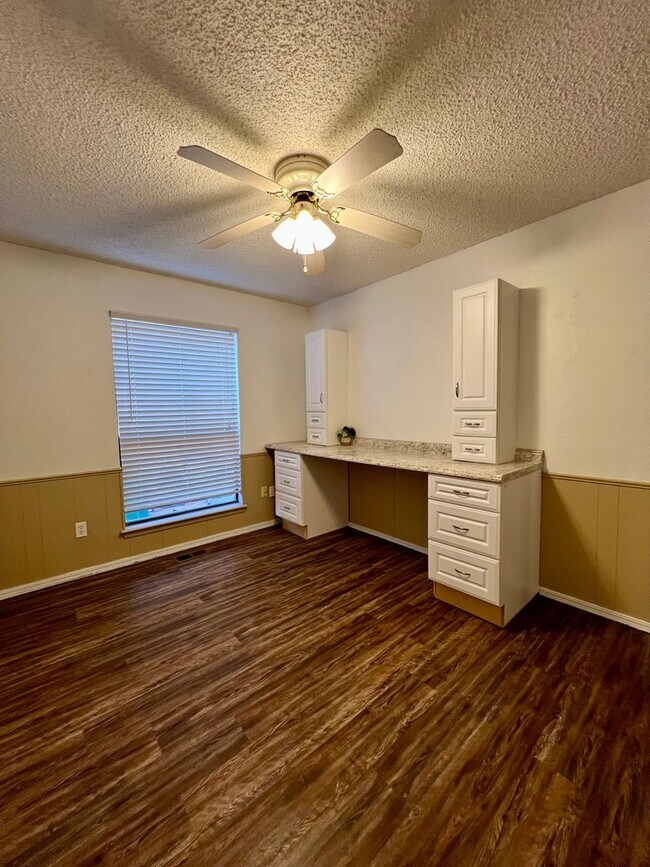 Building Photo - Spacious Home in Yukon- 3 bed, 2 ba, plus office space with built-in's