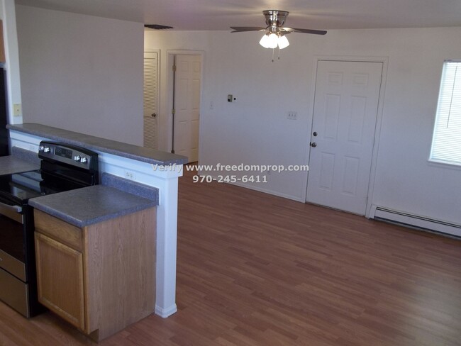 Building Photo - Updated Townhome - 3 bedroom 2 bath