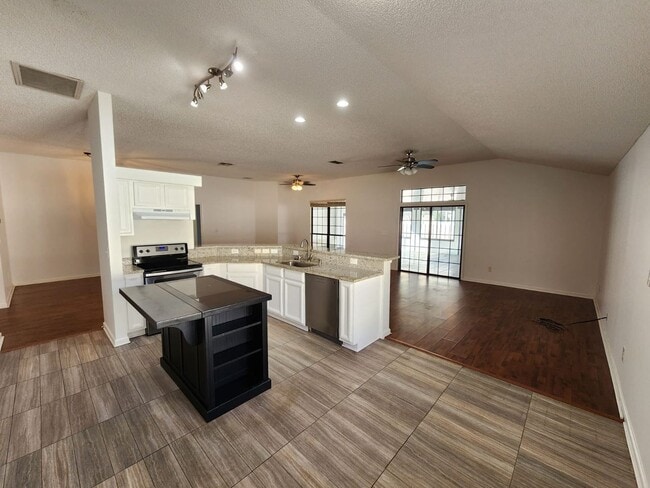 Building Photo - Beautiful 4 bedroom 2 bath Home