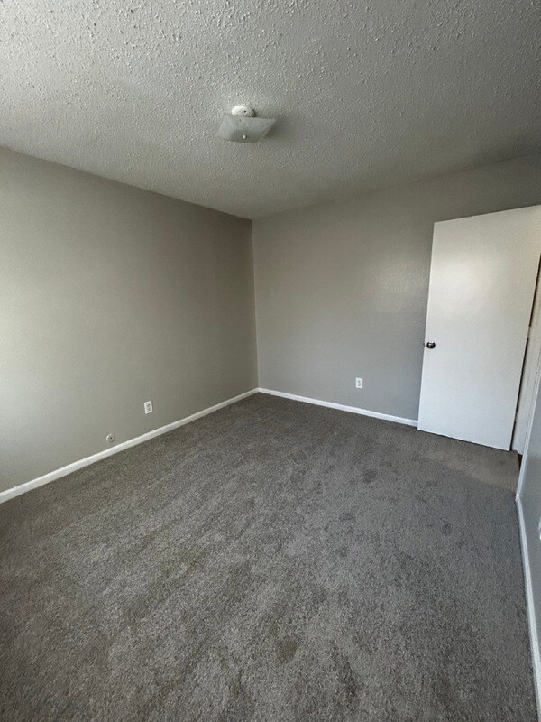 Building Photo - 1411 W Maple Ave