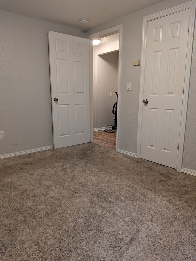 Building Photo - 3 Bedroom 1 Bathroom Apartment in Golden!