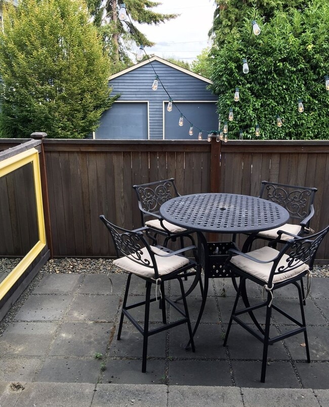 Building Photo - Three-Level Loft-Style 2BR | 3BA with Priv...