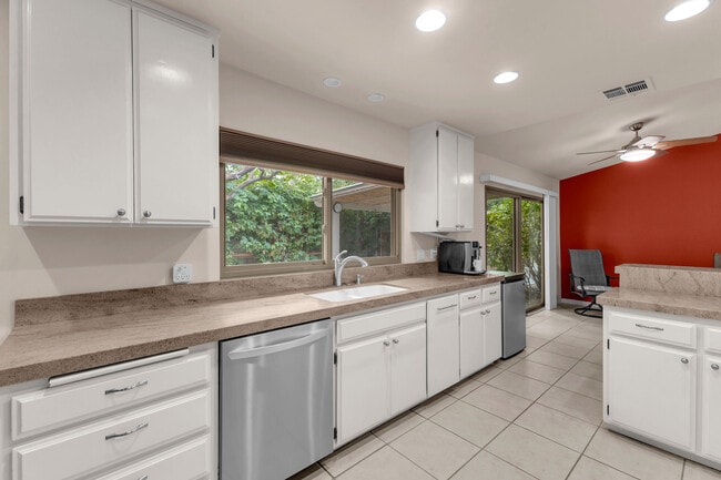 Building Photo - 74558 Monteverde Way