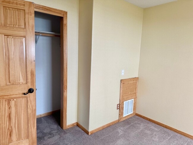 Building Photo - 5 Bedroom 2 Bath South Fargo