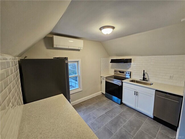 Building Photo - 182 Ashford Ave