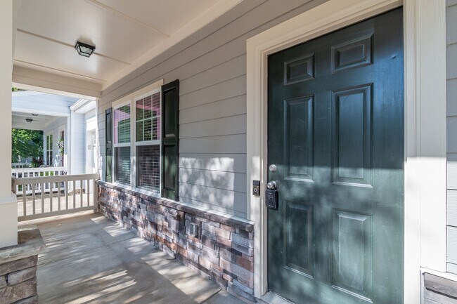 Building Photo - Freshly Renovated 4-Bedroom Home with Mode...