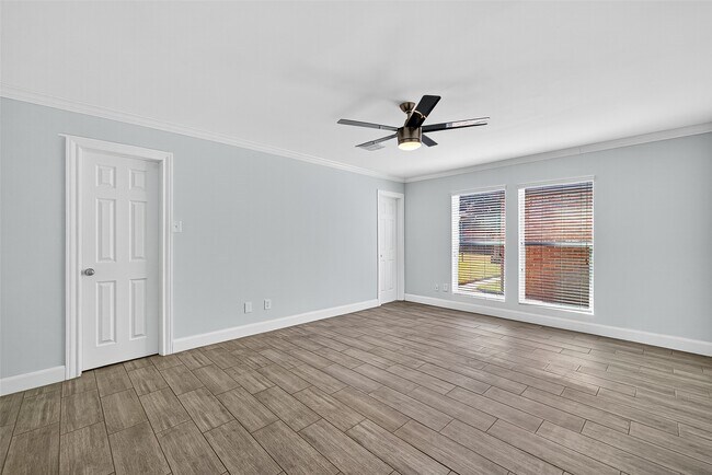 Building Photo - 818 Silvergate Dr