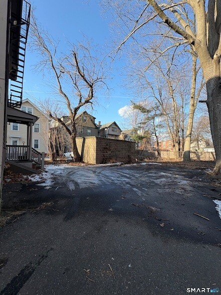 Building Photo - 733 Elm St