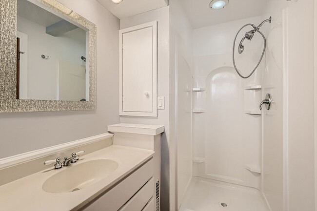 Building Photo - Gracious and Spacious and NO Steps at $3200!