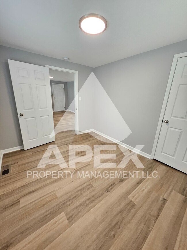 Building Photo - Renovated Craftsman Style 2 Bd 1- Ba Single Family Home with off street parking mins from Downtown!