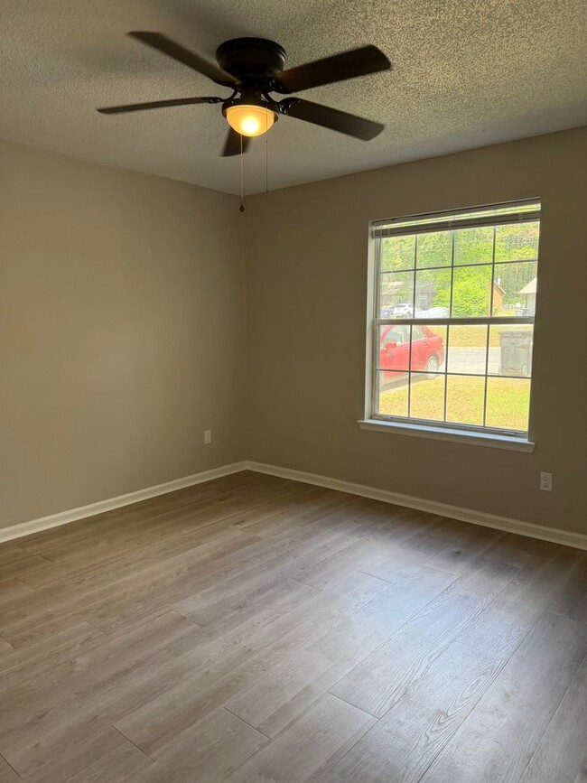 Building Photo - Gorgeous 2/2 newly renovated townhome available now!