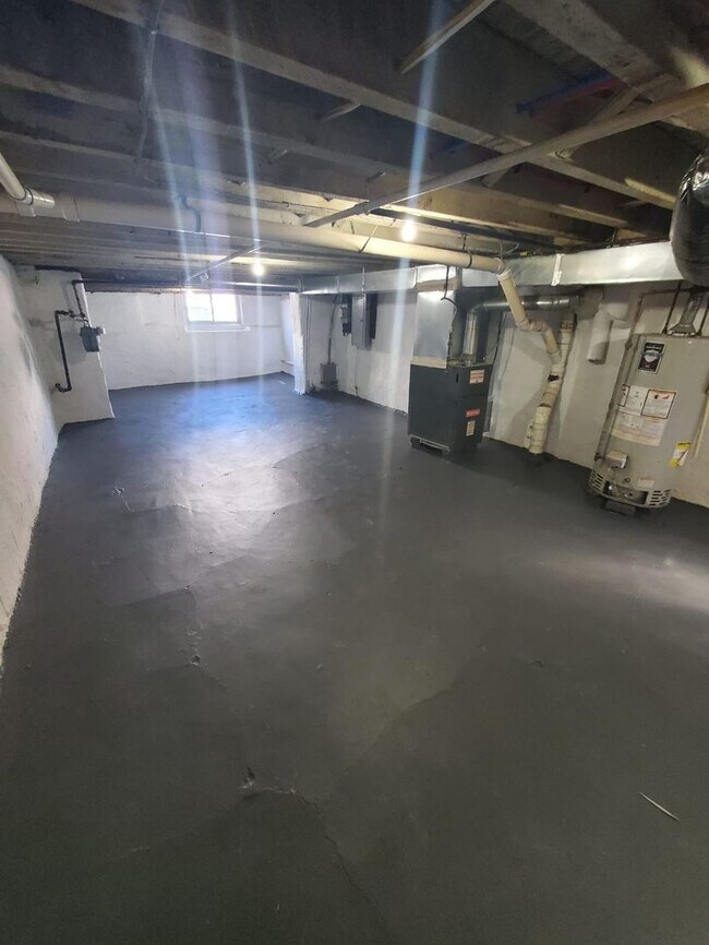 Building Photo - Stunning three bedroom in super convenient part of West Philly