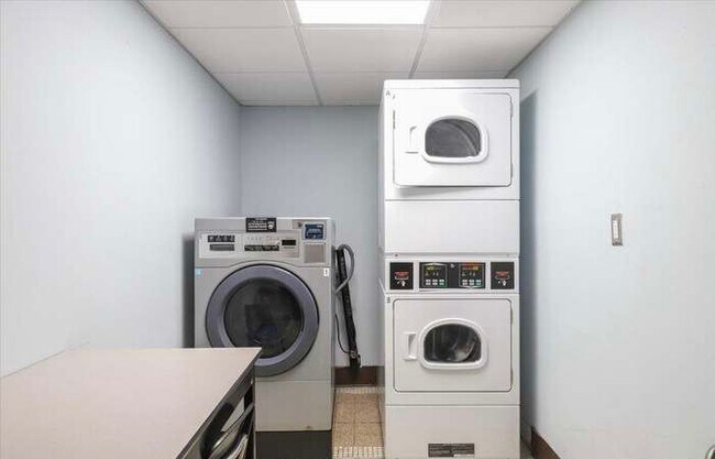 Building Photo - Colonial