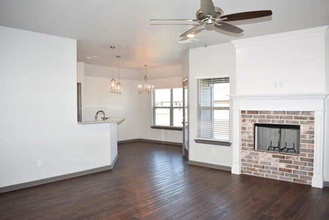 Building Photo - Beautiful 4 Bed, 2 Bath Home in Bridgeport!