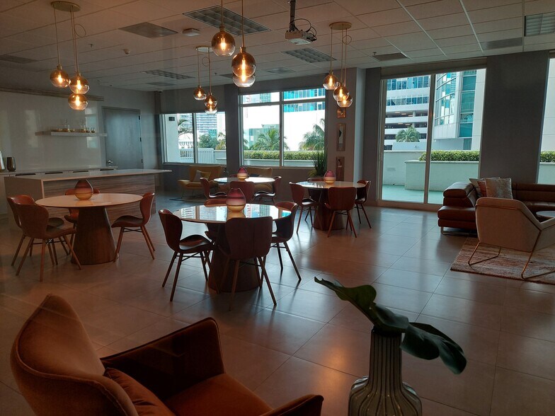 Building Photo - 1200 Brickell Bay Dr