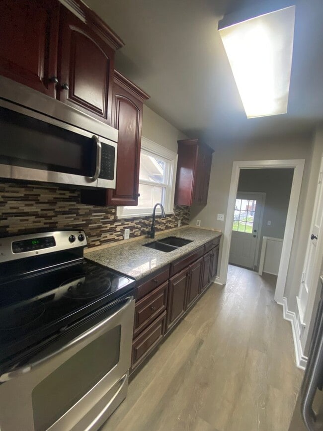 Building Photo - l914