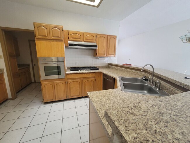 Building Photo - Ready to View!!