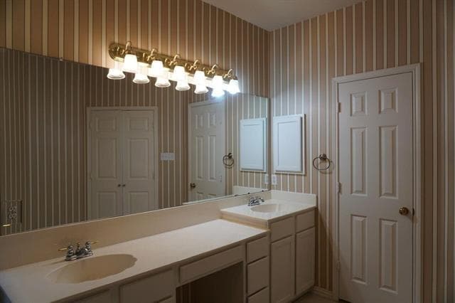 Building Photo - 3029 Golden Gate Dr