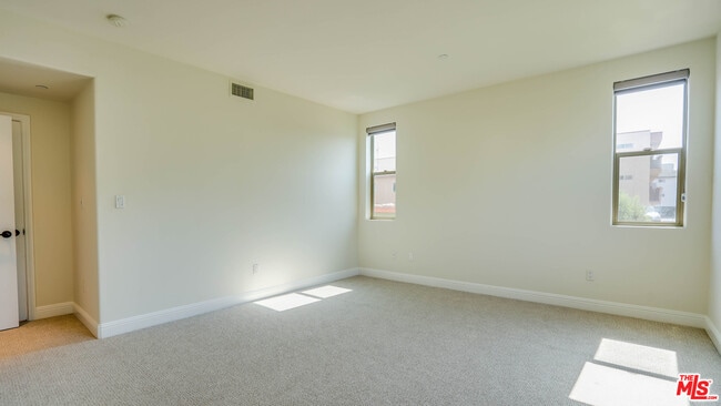 Building Photo - 5037 Rosewood Ave