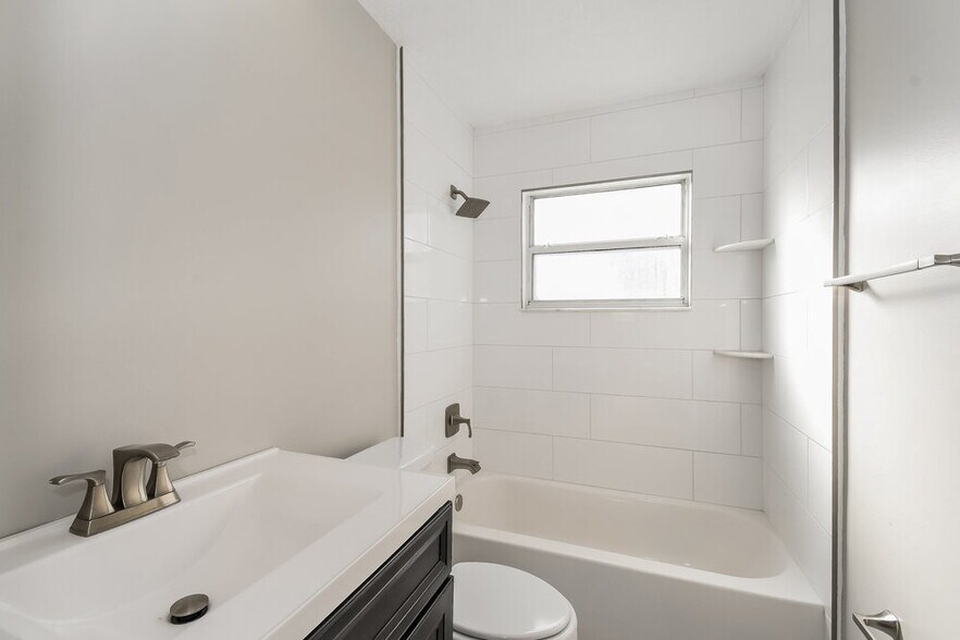 Building Photo - 8442 Sugartree Dr