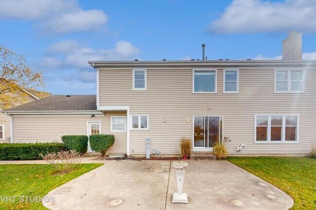Building Photo - 712 N Victoria Dr