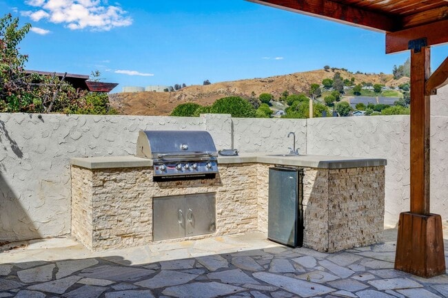Building Photo - Fully Remodeled 4-Bedroom Single-Story ADU...