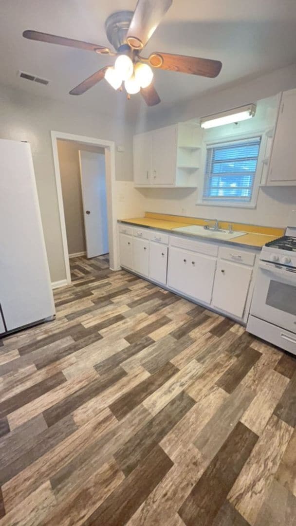 Building Photo - Spacious 2 Bedroom Home! Garage! Fenced in Backyard! Available Now!