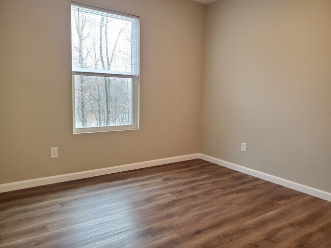 Building Photo - 3 bed, 1 bath Apartment