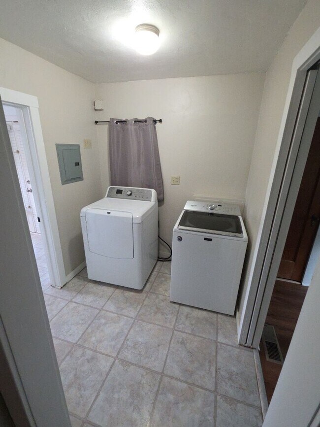 Building Photo - Central Lakeport 3-Bedroom Home