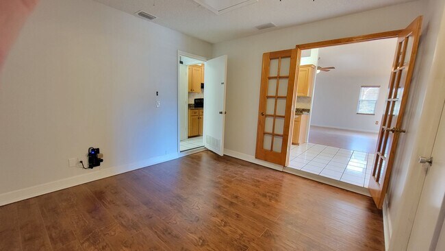 Building Photo - Fantastic 3 Bed/ 2 bath + Den ~ UTC Distri...