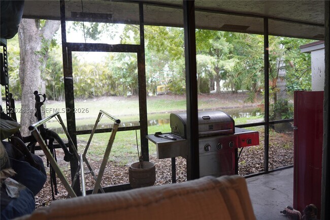 Building Photo - 453 Lakeview Dr
