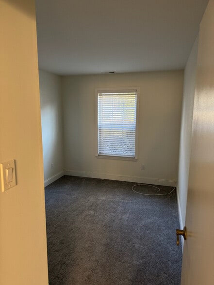 Building Photo - 347 Surrey Ct