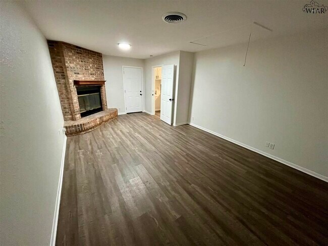 Building Photo - 5133 Lakefront Dr
