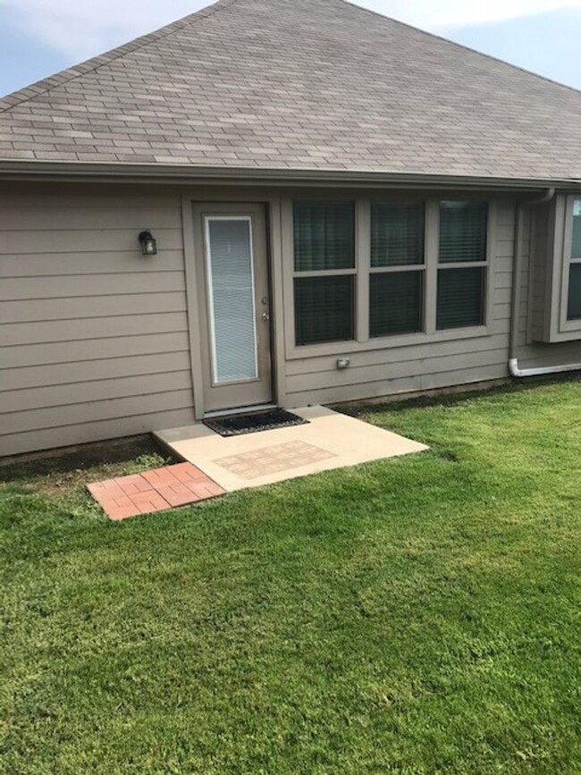 Building Photo - 3/2/2 Heights of Weatherford Estates