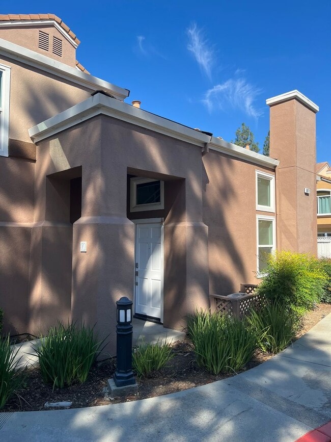 Building Photo - Beautifully Updated 3-Bedroom Townhome in ...