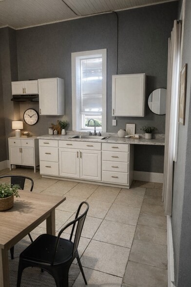 Building Photo - 111 Iturbide St