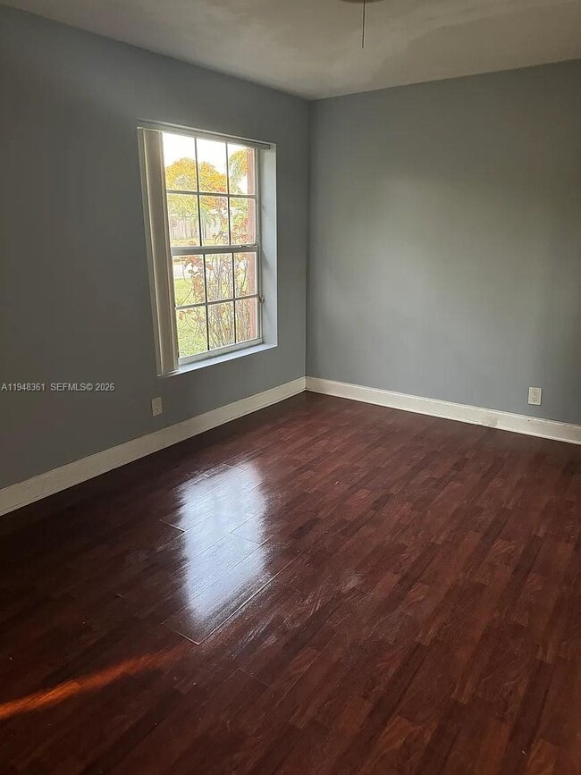 Building Photo - 812 SE 14th Ct