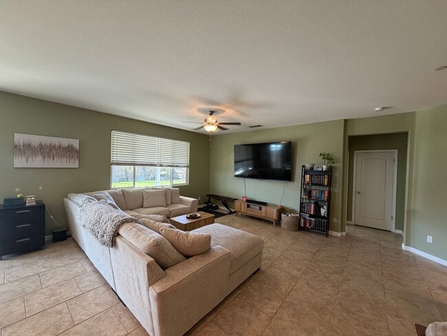 Building Photo - Adorable 3 Bedroom, 2 Bathroom Home in a Quiet North Hanford Neighborhood