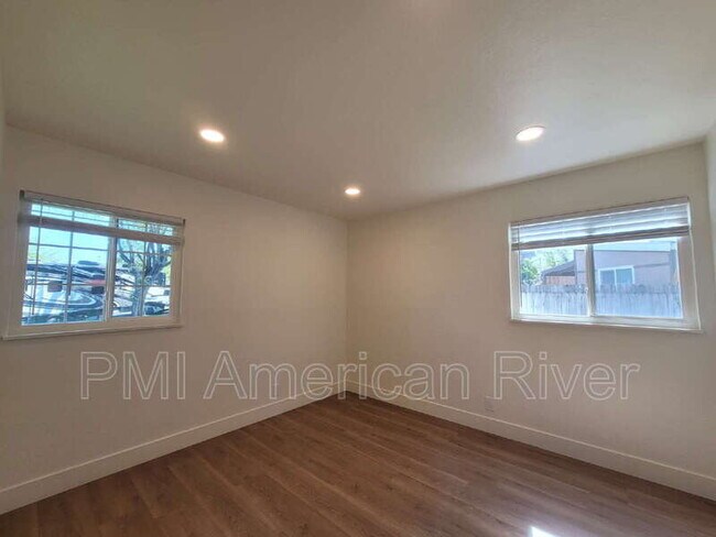 Building Photo - 2462 Town Cir