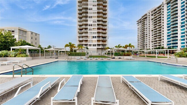 Building Photo - 18011 Biscayne Blvd