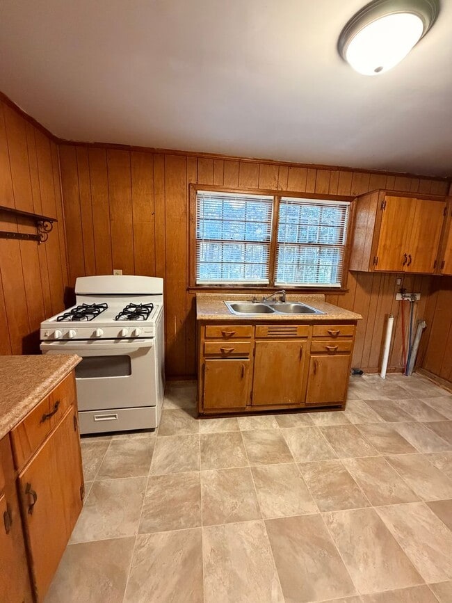 Building Photo - Brick 3/1 House in North Rome $950