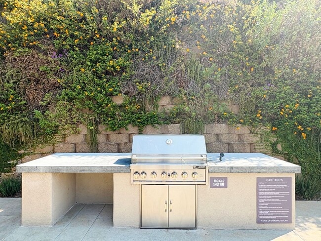 Building Photo - Beautiful 3B/2.5BA Townhome in Vista for R...