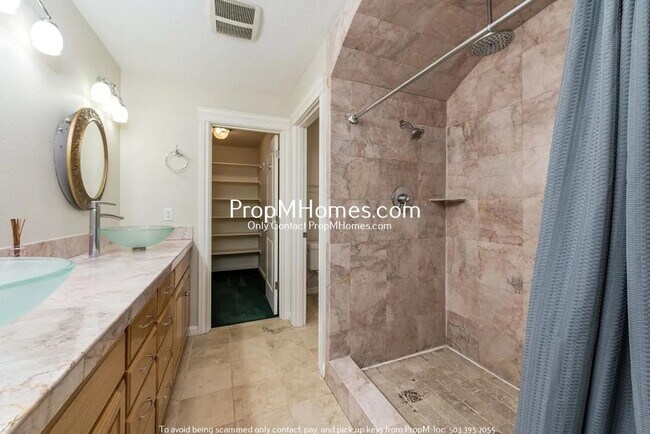 Building Photo - Gorgeous Three Bedroom Home in Centennial!