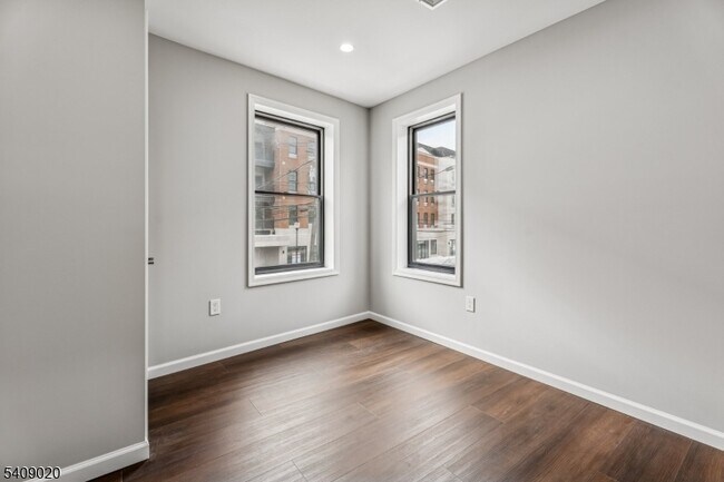 Building Photo - 268 Morris Ave