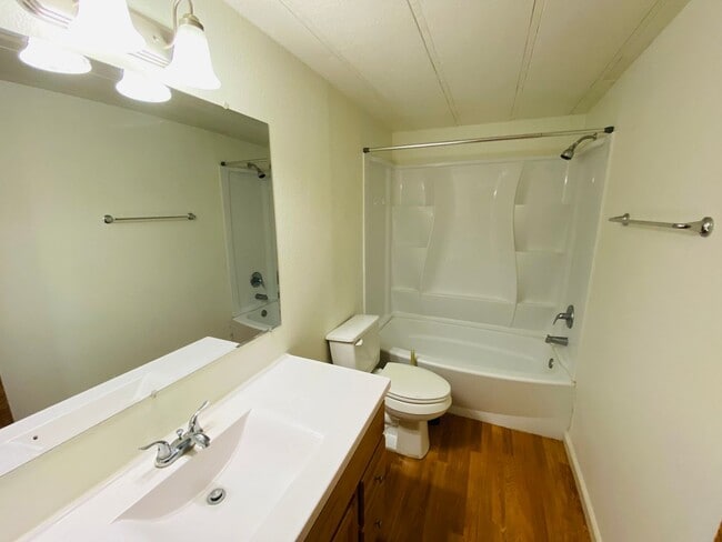 Building Photo - Cute Country Home on 1 Acre!