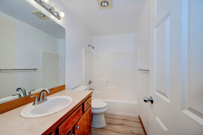 Building Photo - Lynnwood Two Story