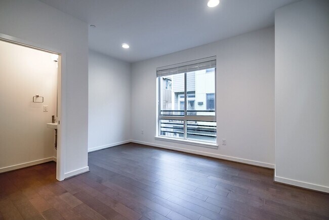 Building Photo - 2Bd/2.5Ba Bellevue Townhouse
