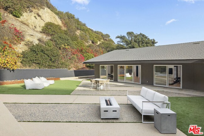 Building Photo - 9289 Swallow Dr