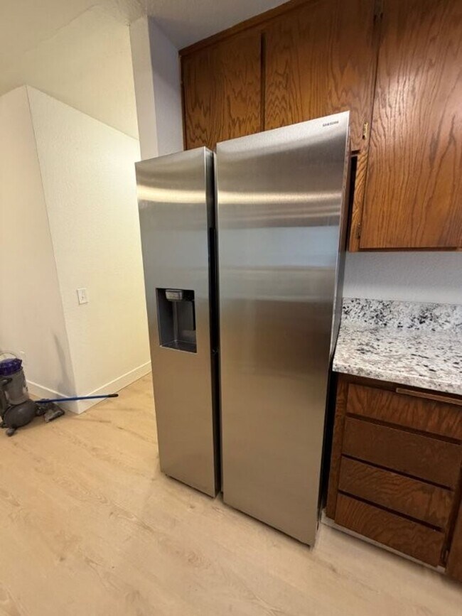 Building Photo - Beautifully Remodeled 3 Bed / 2 Bath Duplex – Walk to Downtown!