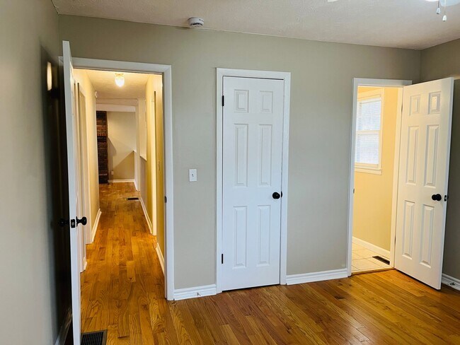 Building Photo - Charming 3-bedroom, 1.5-bath brick ranch situated on a large private lot in Carrollton! Must see!